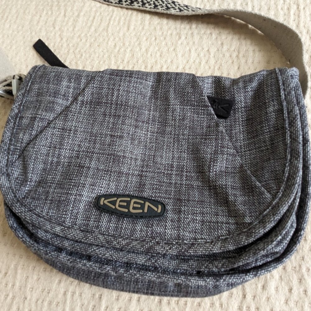 Keen Montclair Cross-body Bag - Picture 6 of 11